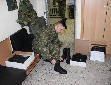 Ελληνικά… «εξοπλιστικά» προγράμματα: 20.000 άρβυλα «ελληνικής παραγωγής» παραδόθηκαν στον Στρατό